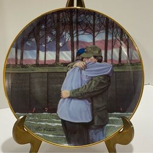 Franklin Mint "Heros Reunited" Vietnam Veterans Memorial Plate Troutman Y6467